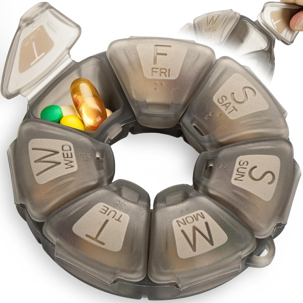 ラウンドウィークリーピルオーガナイザー、TPUゴム化、旅行ピルコンテナ7日、7大コンパートメント、毎日のビタミン&サプリメントに最適、大文字とブレール付きのかわいいピルケース(グレー)