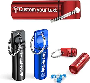 2Pcs Keychainの丸薬のホールダー、個人化の大容量の防水旅行丸薬のオルガナイザーの丸薬の容器の屋外のキャンプ旅行ギフト(黒)のためのテキストが付いている注文の小さい丸薬の箱