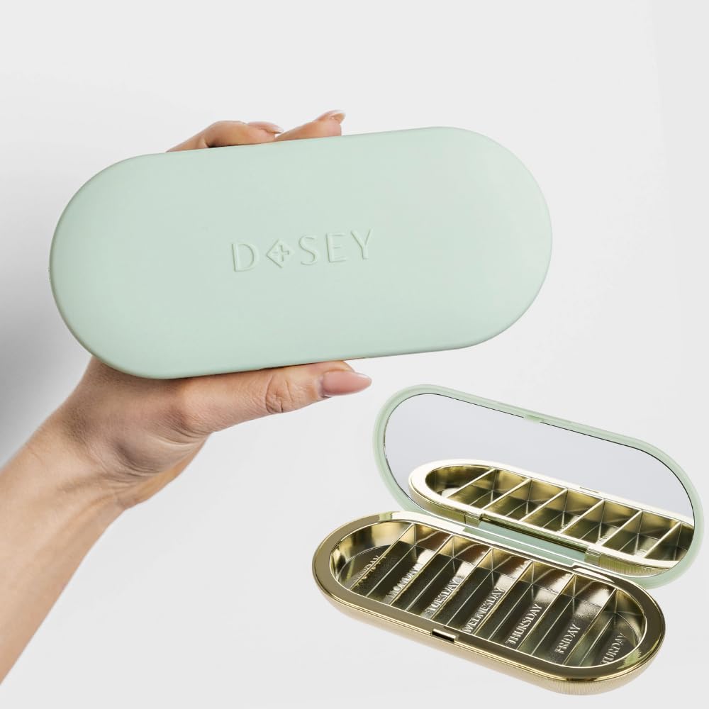 Dosey 7デイピルコンパクトトラベルピルオーガナイザー - 薬の保管と保護のための7つのPillコンパートメントを備えたピルケース - ミラー、セージとスタイリッシュなエレガントな薬のオーガナイザー