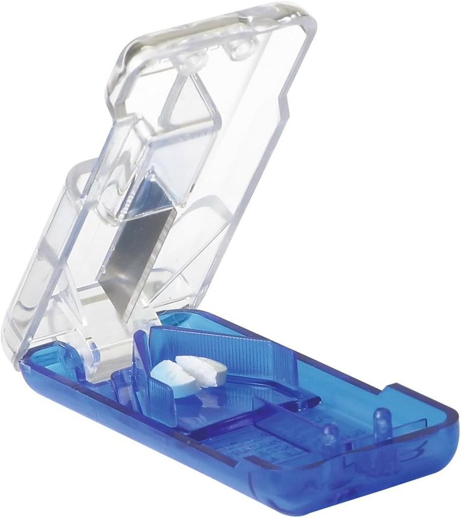 EZY DOSEの丸薬のカッターおよびディバイダーは作り付けの丸薬ディスペンサー、タブレット、ビタミン、薬、ポータブル、高齢者のための旅行サイズの丸薬のカッター、ペット及び毎日の使用、青のための容易なカットのステンレス鋼の刃をつけます