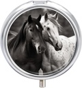 円形の丸薬箱のポケット黒および白い馬のための携帯用丸薬の箱は小さい丸薬のオルガナイザー3のコンパートメントの金属の丸薬のビタミンの魚油の補足を旅行します