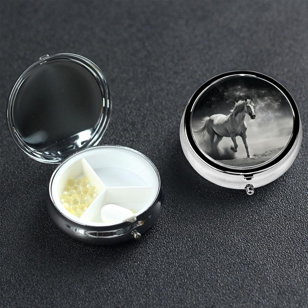 円形のPill箱3のコンパートメントの丸薬箱の丸薬は旅行のためのPillboxの箱の小丸い場合の白い馬およびビタミンの魚油箱の補足箱のためのAsteroidの丸薬のオルガナイザーを含んでいます