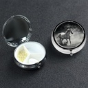 円形のPill箱3のコンパートメントの丸薬箱の丸薬は旅行のためのPillboxの箱の小丸い場合の白い馬およびビタミンの魚油箱の補足箱のためのAsteroidの丸薬のオルガナイザーを含んでいます