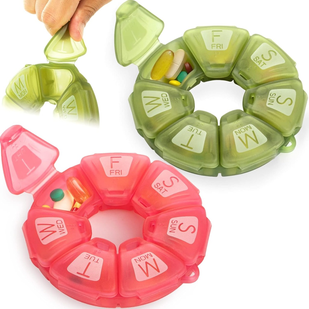 ラウンドウィークリーピルオーガナイザー、TPUゴム化、旅行ピルコンテナ7日、7大コンパートメント、毎日のビタミン&サプリメントに最適、大文字とブレール付きのかわいいピルケース(2個)