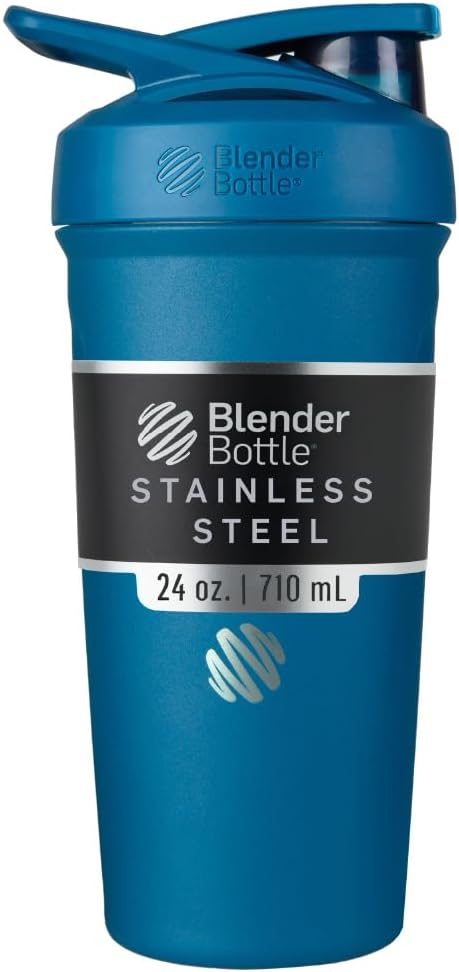 BlenderBottle Stradaのシェーカーのコップはワイヤー ウィスク、24Ounce、青が付いているステンレス鋼の水差しを絶縁しました