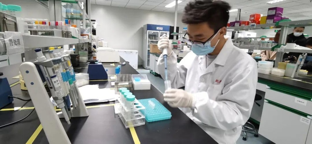 飼料グレードのアルカリプロテアーゼ200000 u / ml 畜産物、鶏肉、飼料発酵飼料添加物、酵素製剤1000グラム。